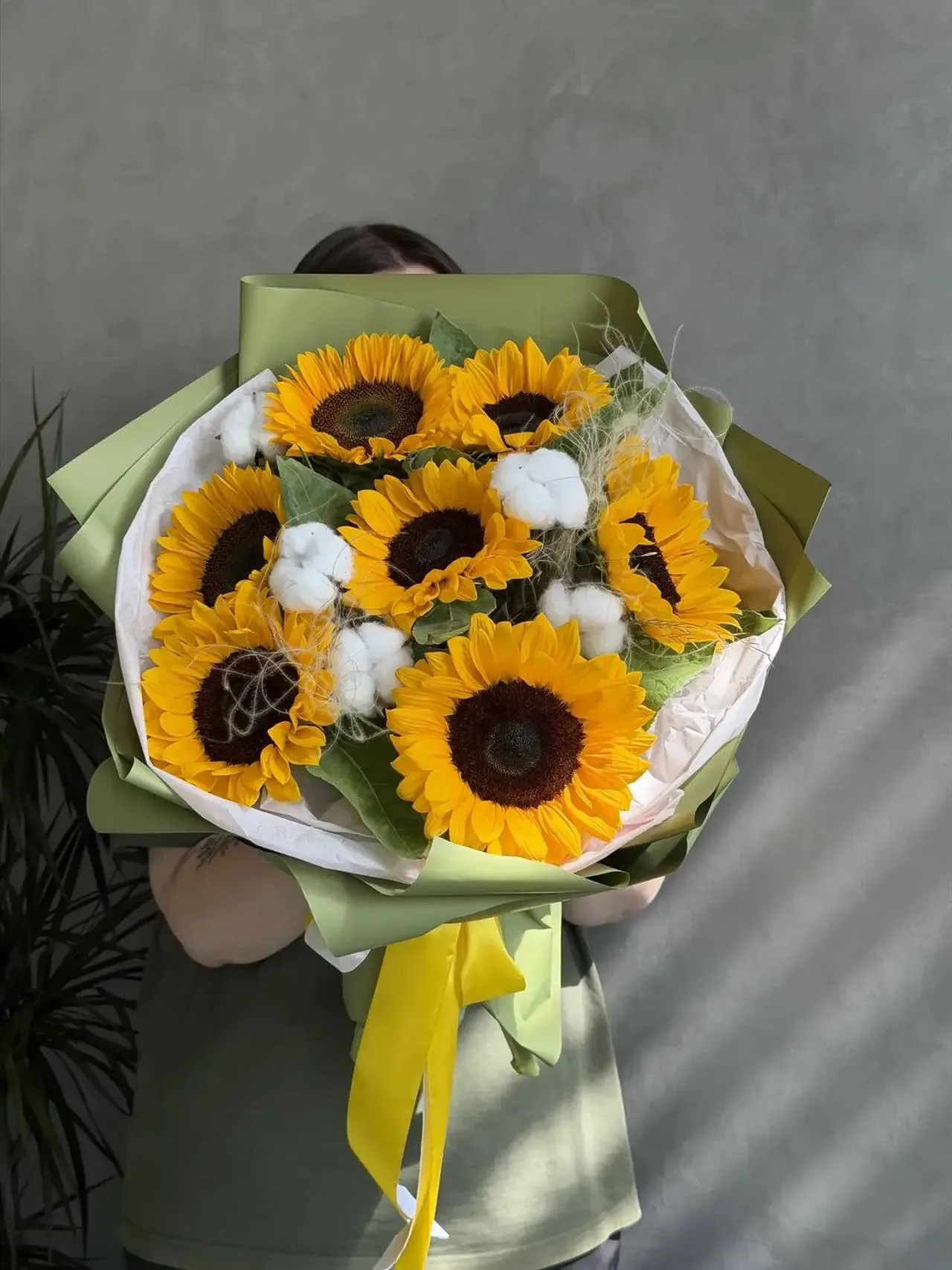 Букет из подсолнухов с хлопком