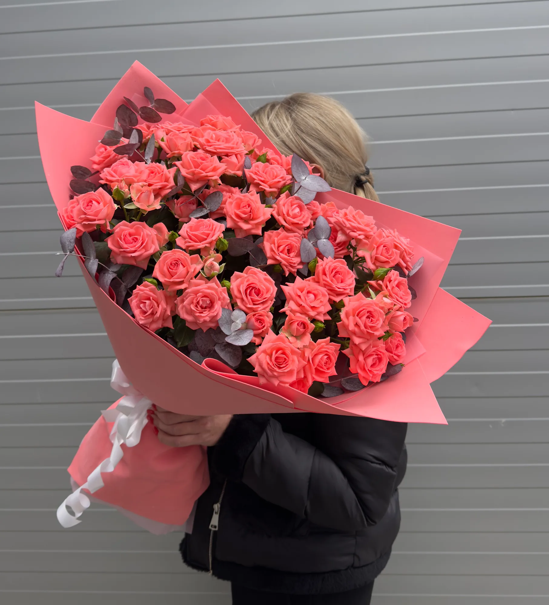 Кустовая роза Барбадос с эвкалиптом
